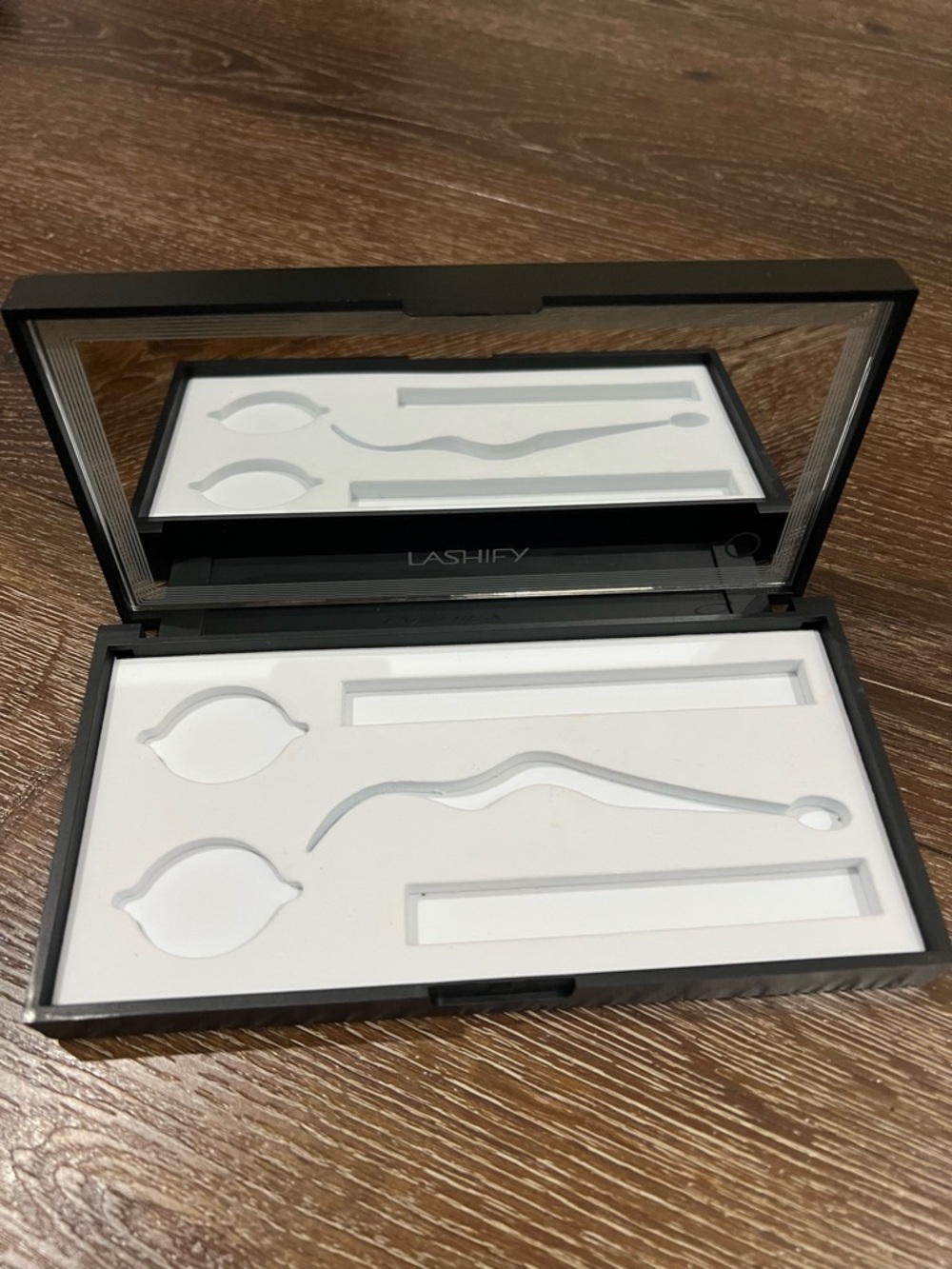 LASHIFY Black Ribbed Lash Storage Case - Picture 5 of 12